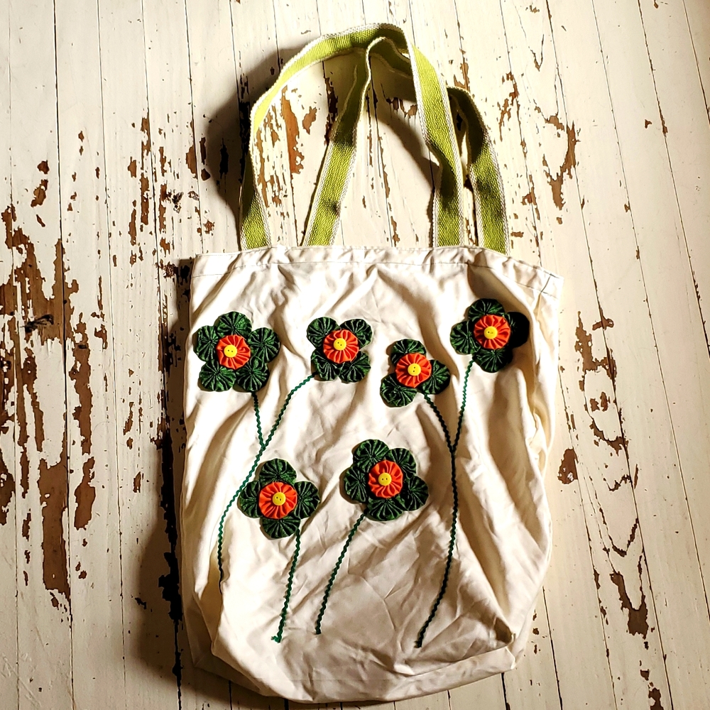 Handmade large bag yoyo flowers and zigzag trimm